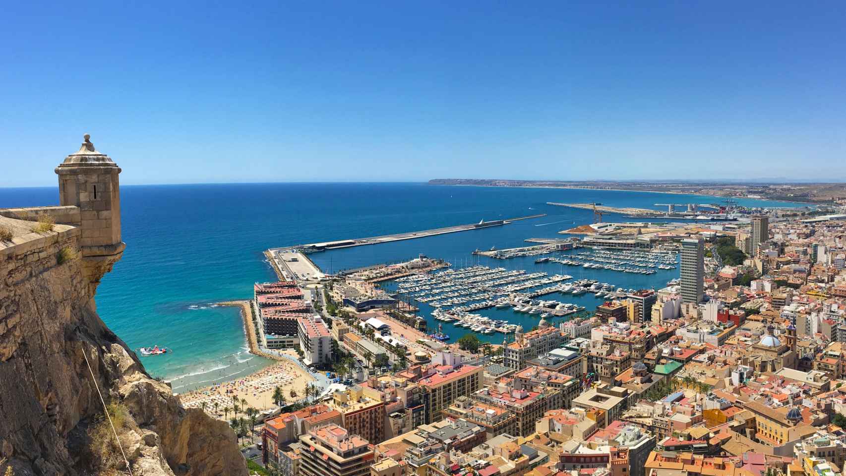 Alicante ciudad vista desde el Castillo de Santa Bárbara.