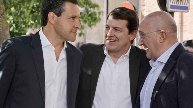 El presidente del PP de Castilla y León, Alfonso Fernández Mañueco, junto a De la Hoz y Carnero