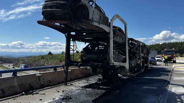 Un camión de transporte de vehículos ha comenzado a arder en el Puerto del Manzana