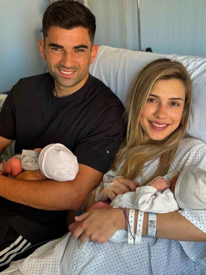 Enzo Zidane junto a su mujer y sus hijas recién nacidas.