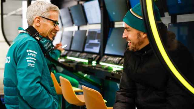Mike Krack dialoga con Fernando Alonso en el box de Aston Martin