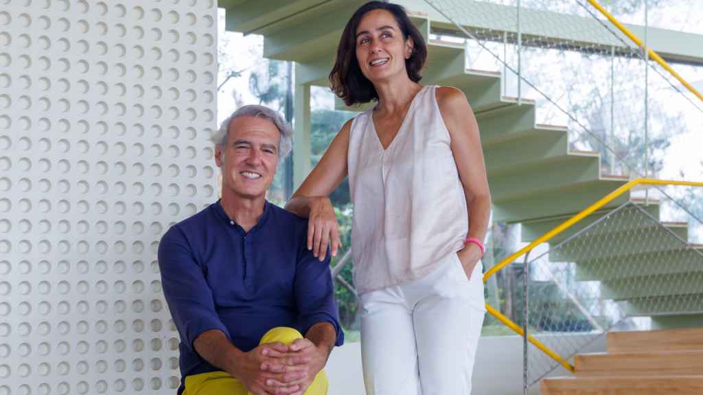 Lucía Cano y José Selgas en el café de Rizhao, China, 2024. Foto: Iwan Baan  / https://iwan.com/