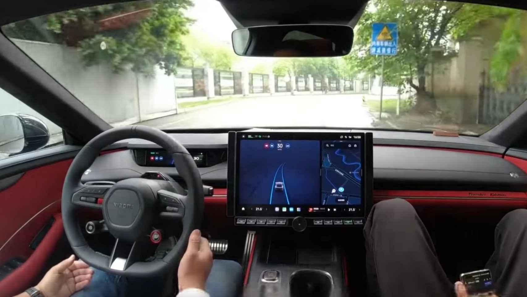 El Xiaomi SU7 con la función de ayuda a la conducción urbana activada