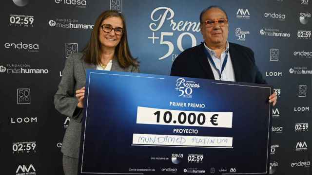 Ramiro López recogiendo su premio + 50 Emprende.
