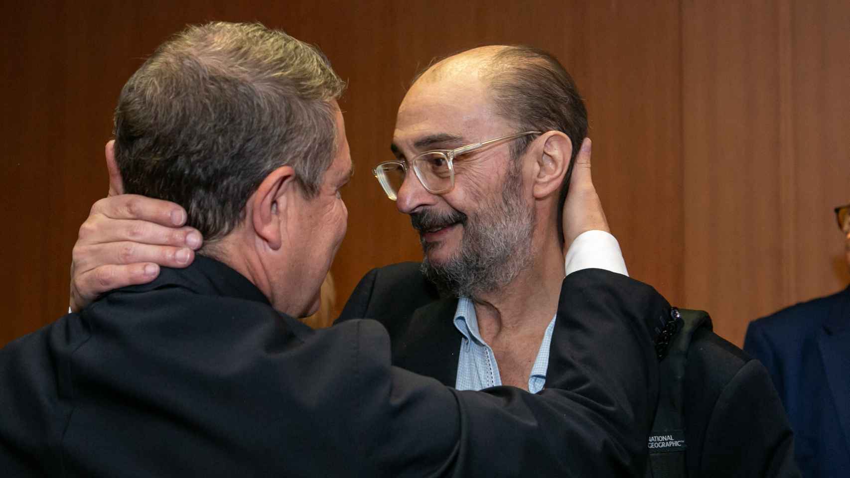 Abrazo de Javier Lambán y Emiliano García-Page, este miércoles en un acto celebrado en Madrid