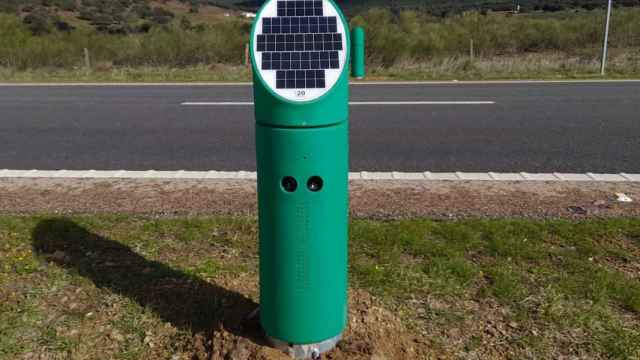 Una baliza disuasoria de fauna instalada en una carretera de Extremadura.