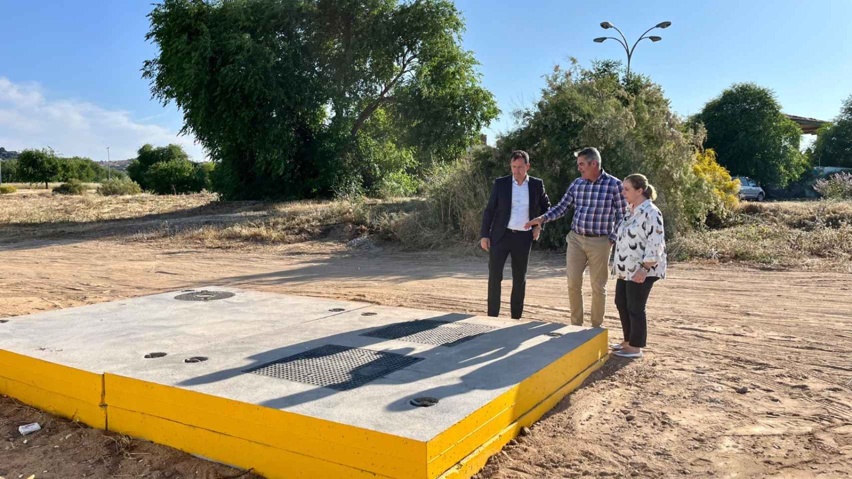 El alcalde de Toledo, a la izquierda en la fotografía, visitando el nuevo bombeo de La Peraleda.