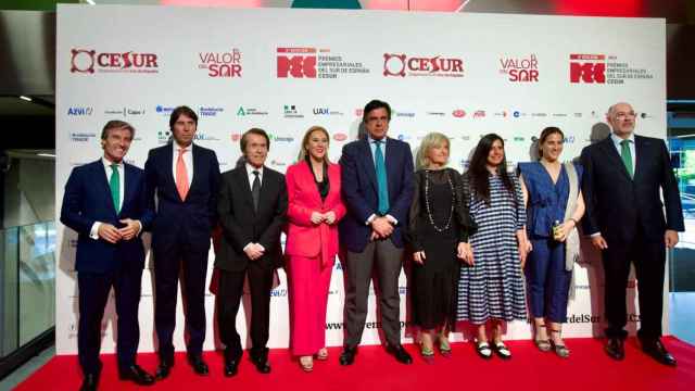 Foto de familia a la entrada de los Premios PEC de Cesur.