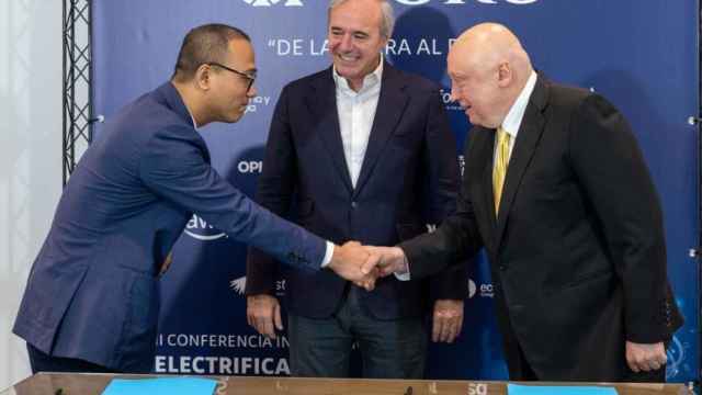 Cui Can, head de CGE Internacional; Jorge Azcón, presidente del Gobierno de Aragón, y Fermando Samper, CEO de Desarrollo Eólico y Solar de Forestalia.