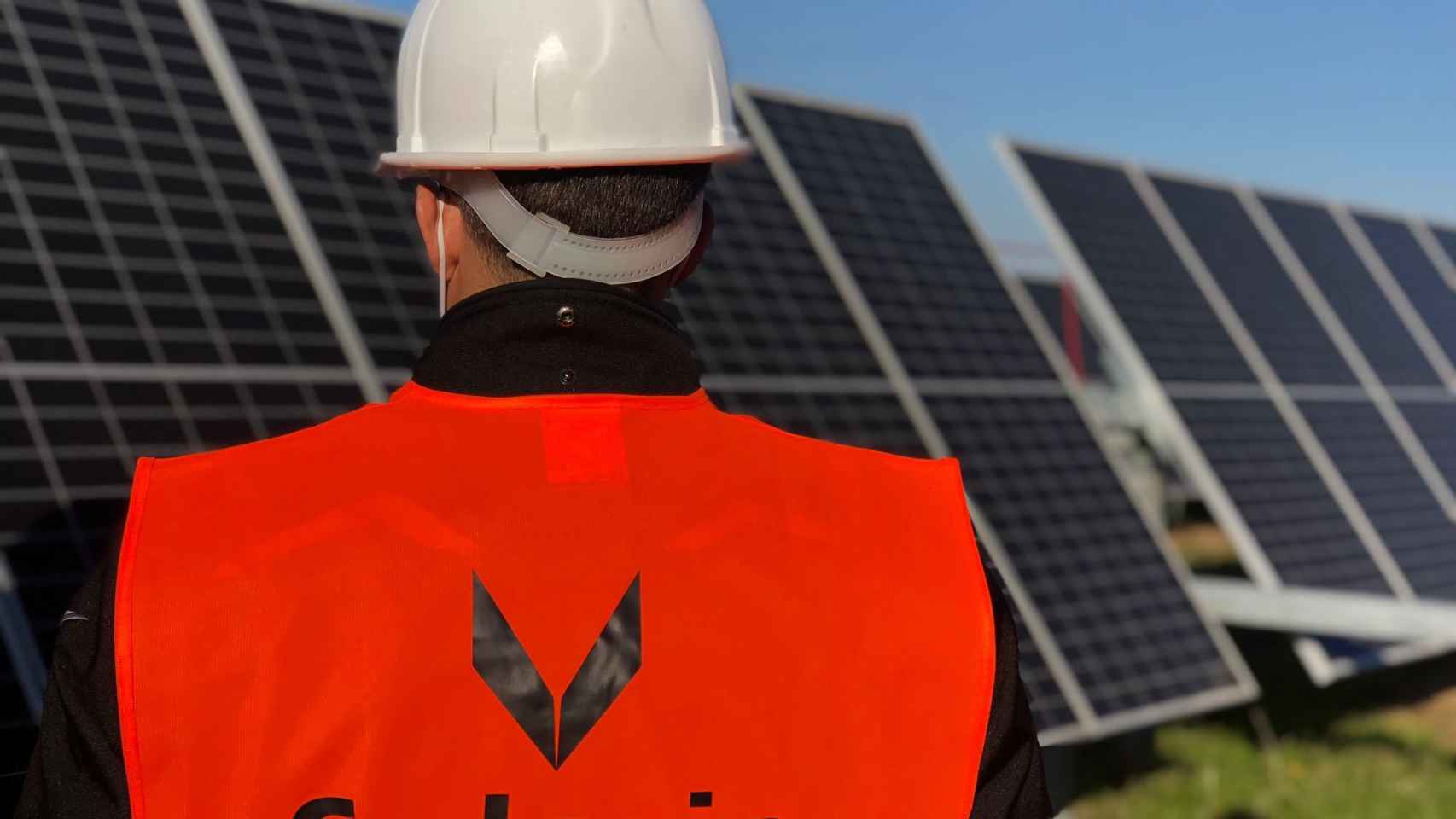 Trabajador de Solaria en un parque fotovoltaico.