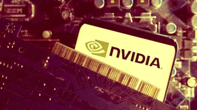 Un teléfono inteligente con el logotipo de Nvidia colocado en la placa base de un ordenador.
