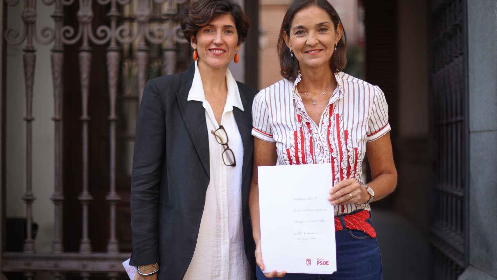 La socialista Adriana Moscoso con la líder del Grupo Municipal Socialista en el Ayuntamiento de Madrid, Reyes Maroto.