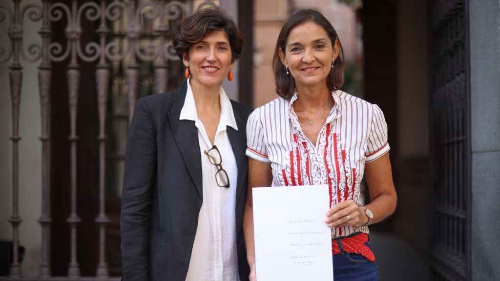 La socialista Adriana Moscoso con la líder del Grupo Municipal Socialista en el Ayuntamiento de Madrid, Reyes Maroto.