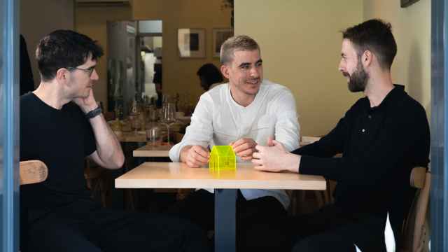 Los tres amigos fundadores de Trèsde en una mesa de su restaurante.