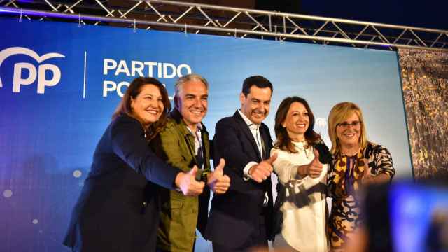 Carmen Crespo, Elías Bendodo, Juanma Moreno, Patricia Navarro y Ana Mula, este jueves en Fuengirola.