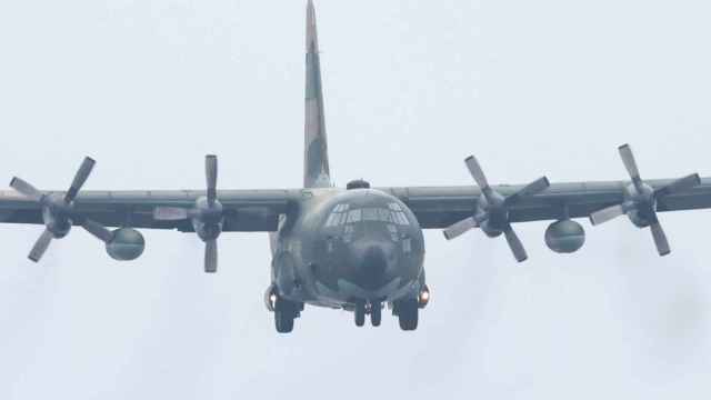 Un avión C-130 del ejército de Taiwán aterrizando en la base aérea de Hsinchu.