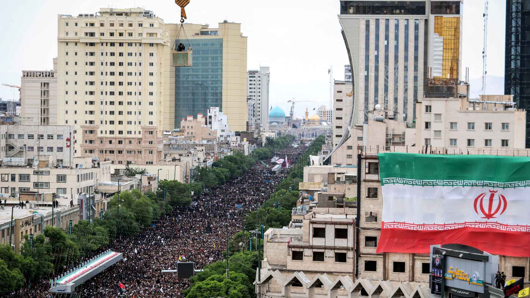 Miles de personas asisten al entierro del presidente de Irán, Ebrahim Raisi, este jueves en Mashhad.