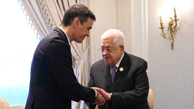 Pedro Sánchez se reúne con el presidente de la Autoridad Palestina, Mahmud Abbás, el pasado octubre.