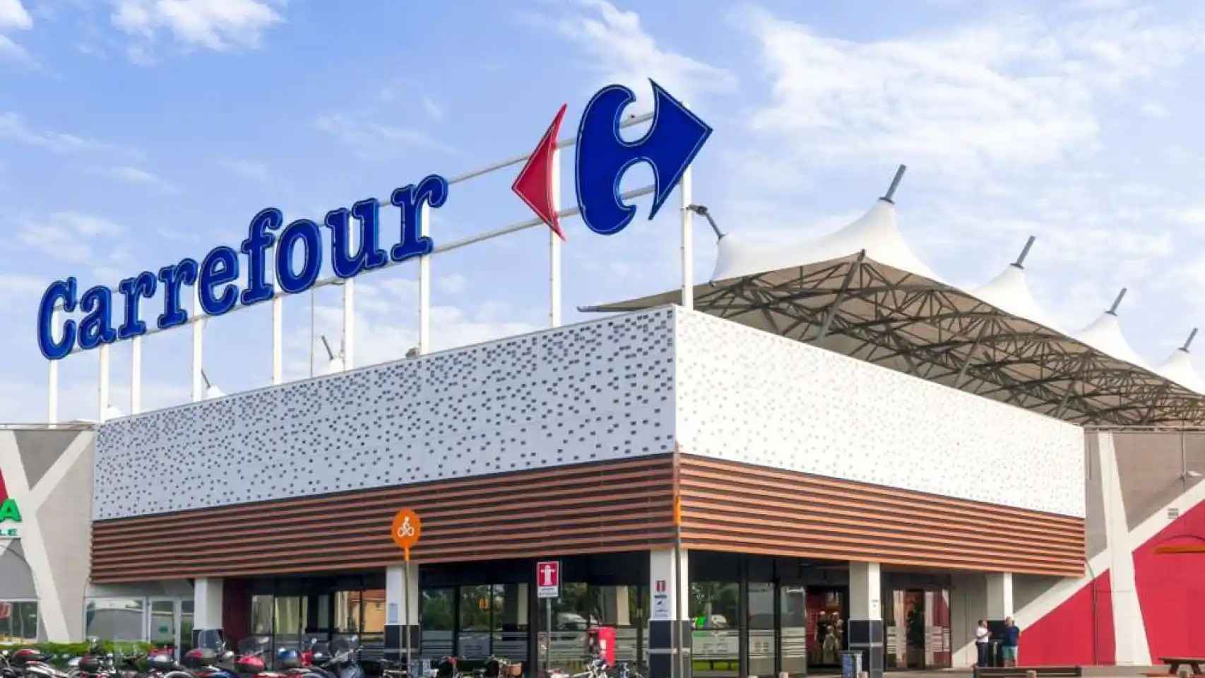 Letrero y fachada de un supermercado de Carrefour.