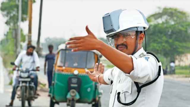 Un policía de Calcuta con el casco ActivCooling de Jarsh