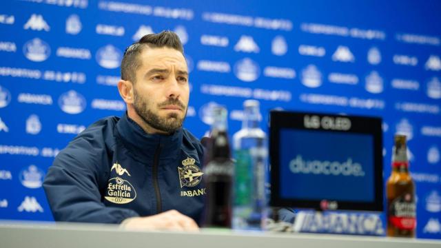 Mackay en una rueda de prensa durante su etapa en el Deportivo.