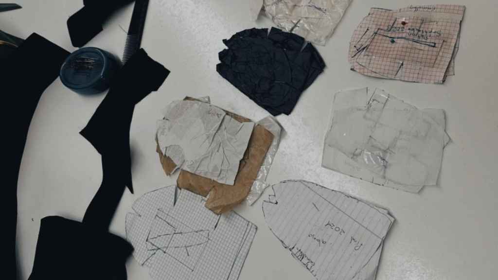Algunos patrones de los guantes que elabora Rosario.