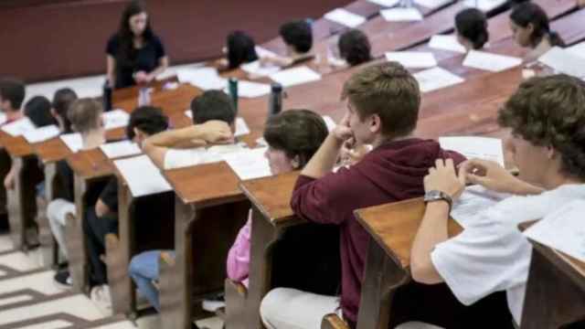 Alumnos que se preparan para la EBAU.