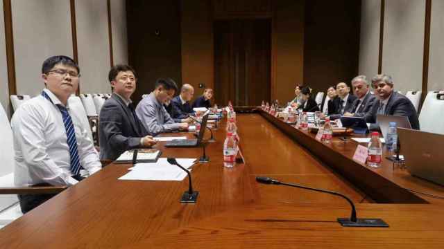 Reunión del alcalde de Sevilla y su equipo con una delegación del motor de China.