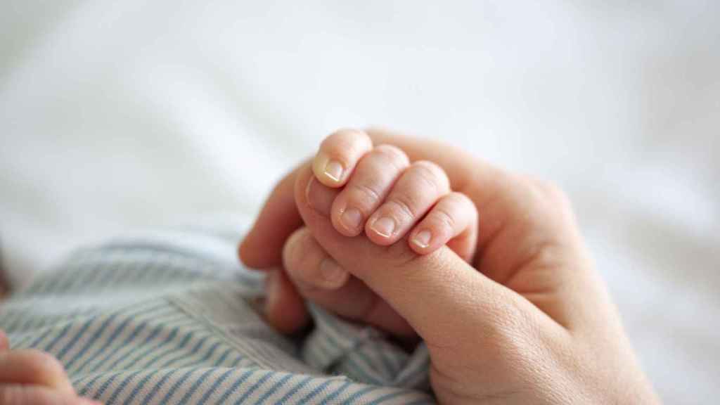 La mano de un bebé.