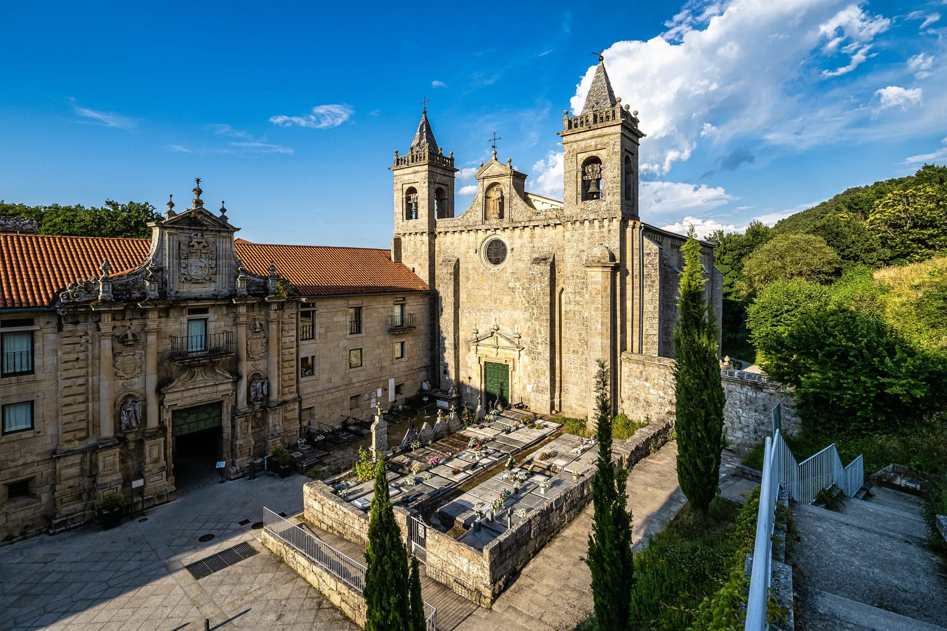 Iglesia y monasterio de Santo Estevo de Ribas de Sil. Fotos: Shutterstock
