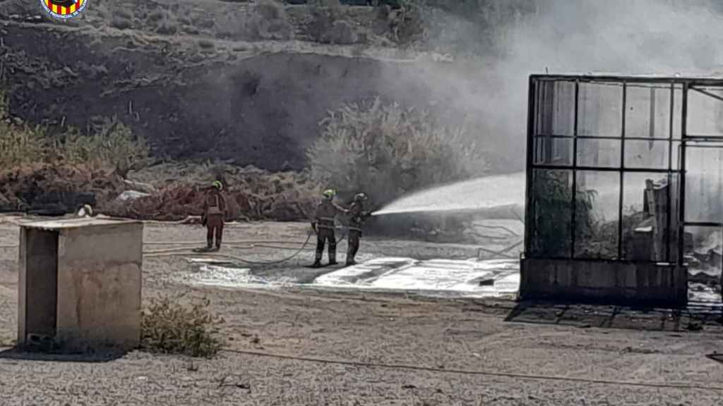 Los bomberos sofocan el incendio.