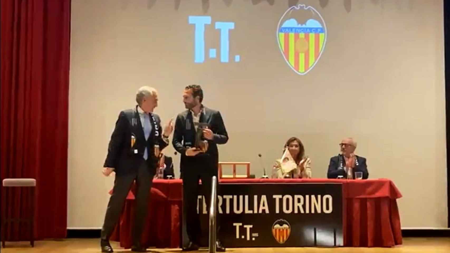 Rubén Baraja recoge la distinción de la Tertulia Torino. À Punt