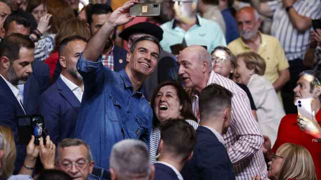 El secretario general del PSOE y presidente del Gobierno, Pedro Sánchez, se hace una foto con simpatizantes durante el acto de inicio de la campaña a los comicios europeos en Valencia. Efe / Biel Aliño