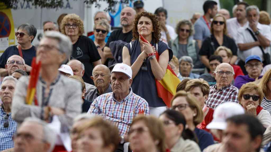 El público sigue el acto de inicio de la campaña del PSOE a los comicios europeos desde el exterior del recinto. Efe / Biel Aliño
