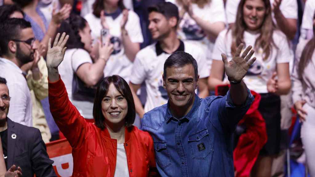 El presidente del Gobierno, Pedro Sánchez, y la secretaria general del PSPV-PSOE, Diana Morant, saludan al finalizar el acto de inicio de la campaña a los comicios europeos en Valencia. Efe / Biel Aliño