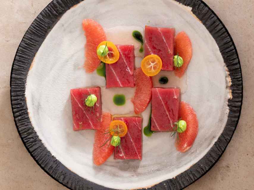 Atún crudo, pomelo y crema de cebollino.