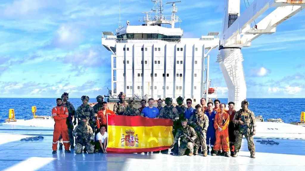Miembros de la Armada española con la tripulación liberada.