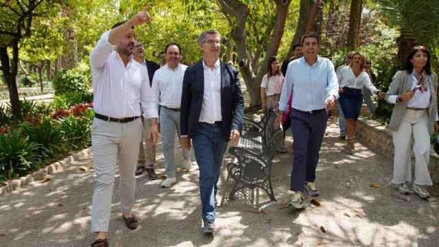 Pablo Ruz, Alberto Núñez Feijóo y Carlos Mazón en el parque Municipal de Elche en mayo.