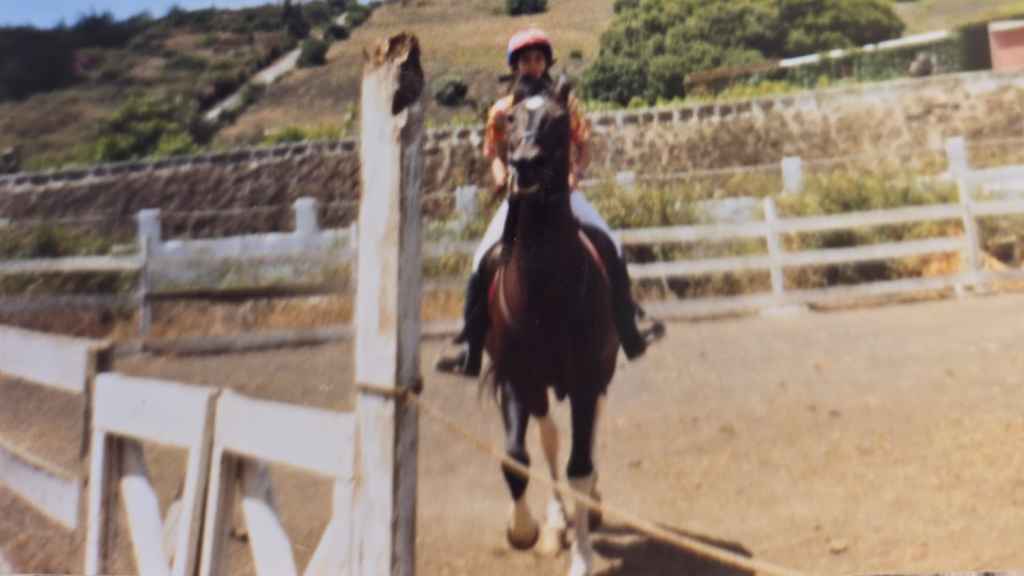 Kira Miró, de niña, montando a caballo.