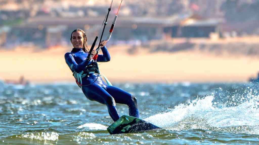 Kira Miró, practicando kitesurf.