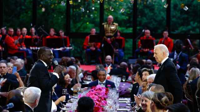 El presidente de Kenia, William Ruto, habla frente a Joe Biden en la cena de Estado del jueves en Washington.