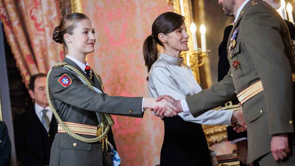La Princesa Leonor (i) y la Reina Letizia (2i) durante la recepción en la Pascua Militar, en el Palacio Real, a 6 de enero de 2024, en Madrid.