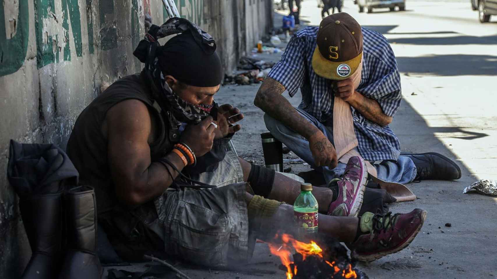 Dos personas consumiendo drogas en Tijuana, Baja California. (Archivo)