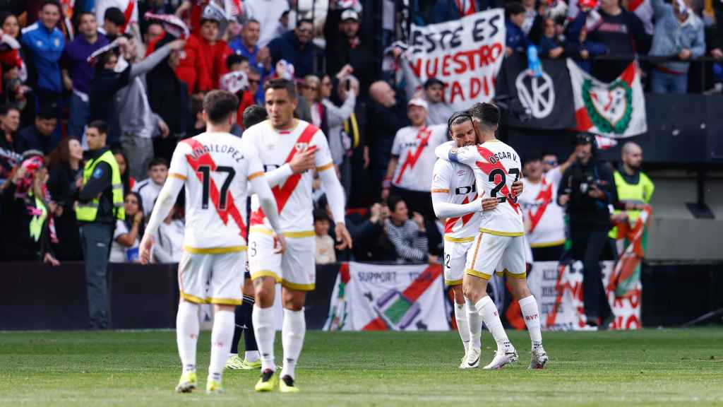 Varios jugadores del Rayo Vallecano celebran un gol en una jornada de liga.