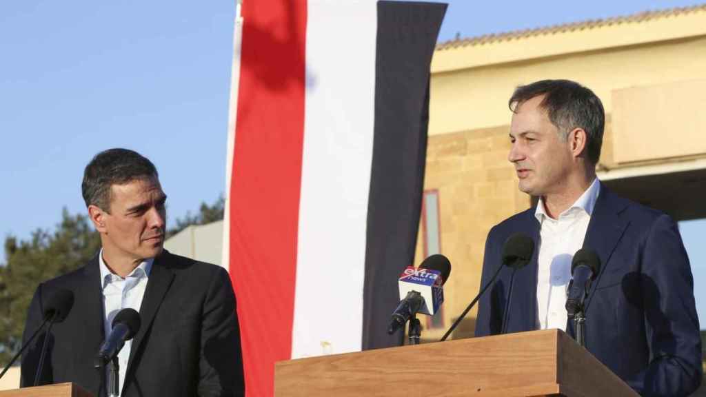 Sánchez junto al primer ministro belga, Alexander de Croo, en el paso de Rafah en noviembre de 2023.