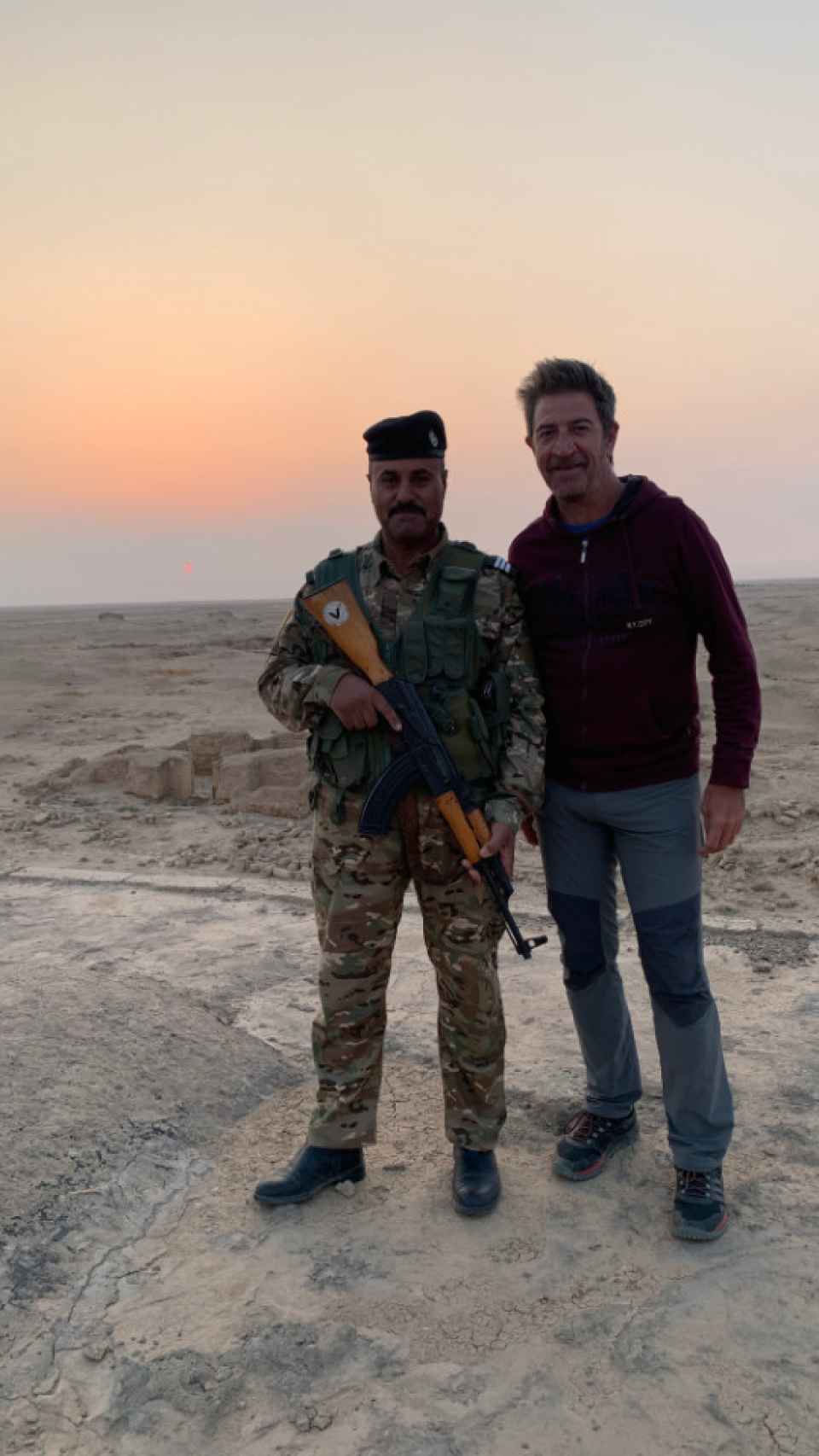 Óscar posa junto a un militar en la ciudad de Hatra, Irak, donde hizo turismo en 2023.