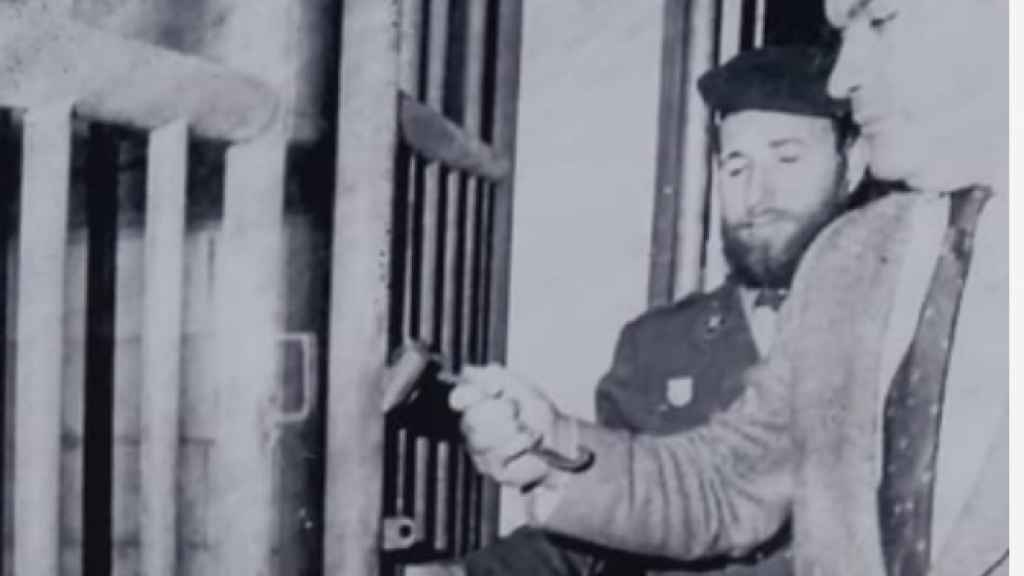 Luis Borjas, con barba, instantes antes de abrir la verja de la frontera con Gibraltar en diciembre de 1982.