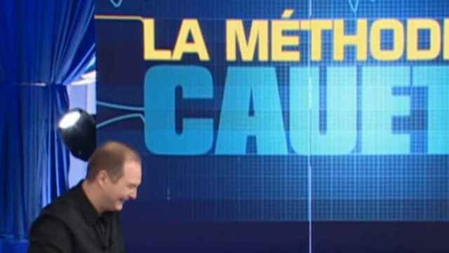 Sébastian Cauet presentando su programa de la televisión francesa, el método Cauet.