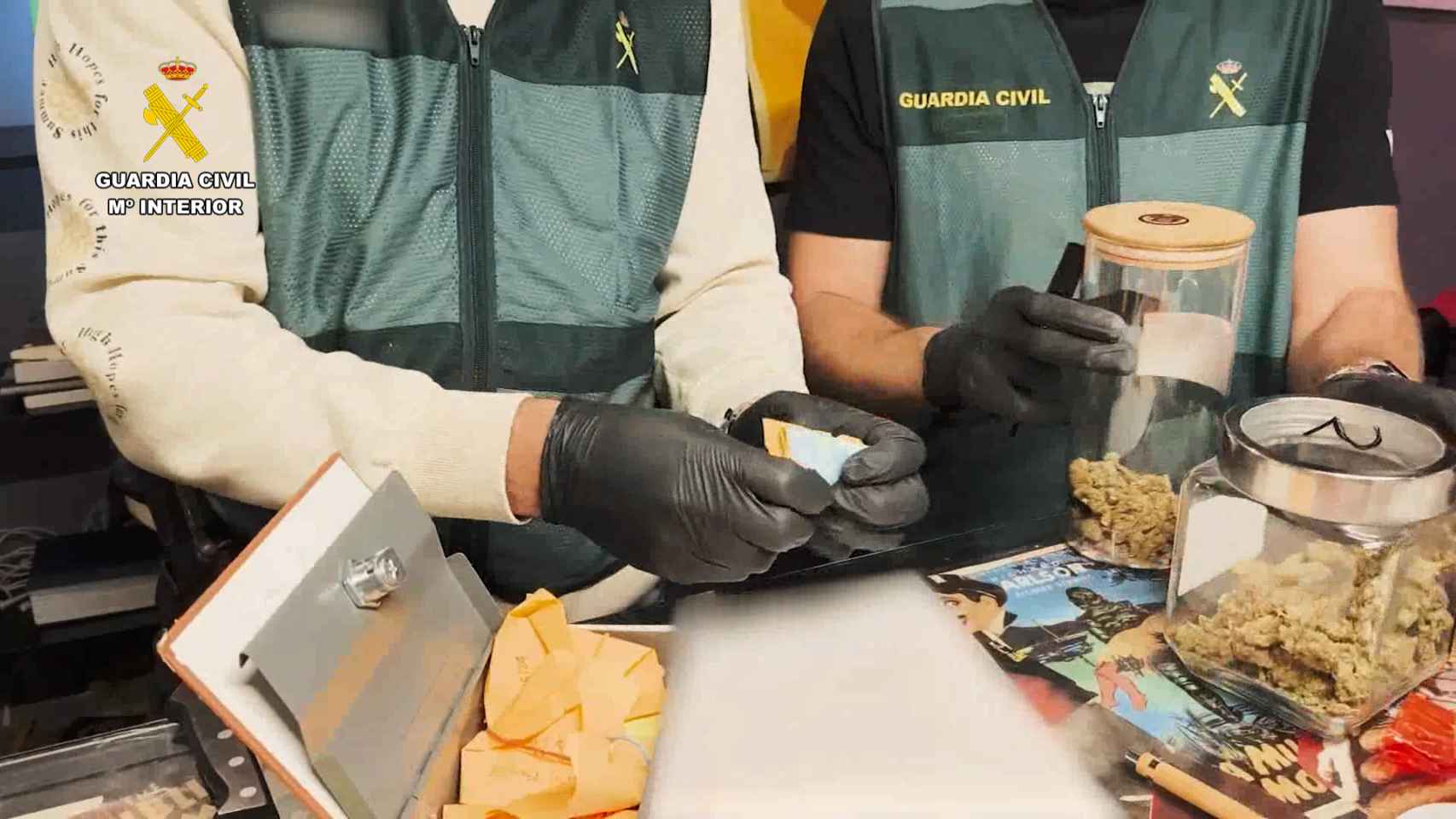 La Guardia Civil con los efectos incautados en la operación 'Manzoni'.