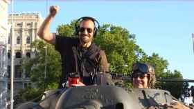 Jorge Ponce revoluciona las calles de Madrid con un tanque en 'La Resistencia'.